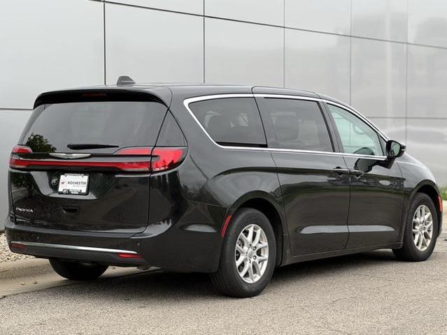 Photo of 2024 Brilliant Black Crystal Pearlcoat Chrysler Pacifica