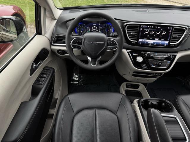 Photo of 2024 Brilliant Black Crystal Pearlcoat Chrysler Pacifica