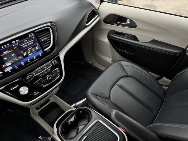 Photo of 2024 Brilliant Black Crystal Pearlcoat Chrysler Pacifica