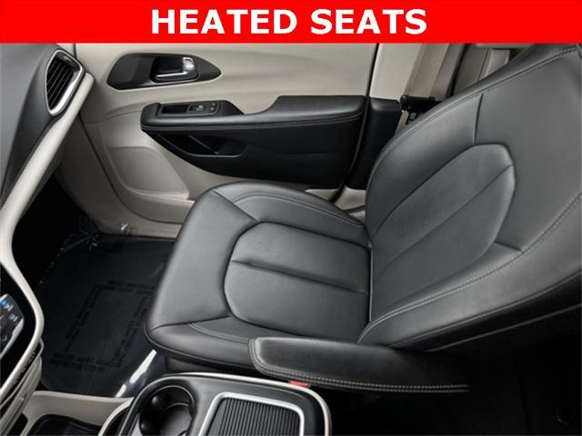 Photo of 2024 Brilliant Black Crystal Pearlcoat Chrysler Pacifica