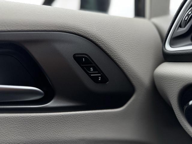 Photo of 2024 Brilliant Black Crystal Pearlcoat Chrysler Pacifica