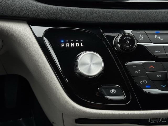 Photo of 2024 Brilliant Black Crystal Pearlcoat Chrysler Pacifica