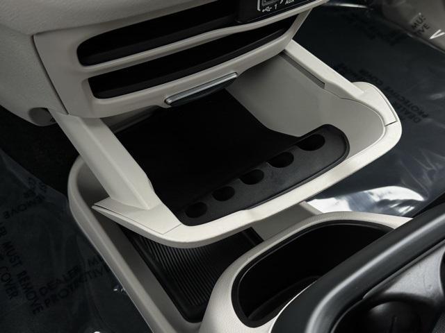 Photo of 2024 Brilliant Black Crystal Pearlcoat Chrysler Pacifica