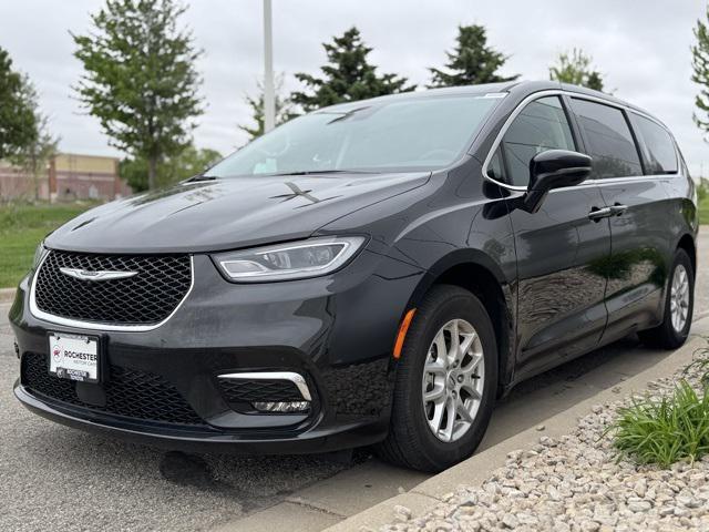 Photo of 2024 Brilliant Black Crystal Pearlcoat Chrysler Pacifica
