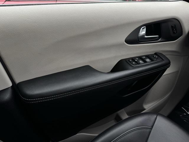 Photo of 2024 Brilliant Black Crystal Pearlcoat Chrysler Pacifica