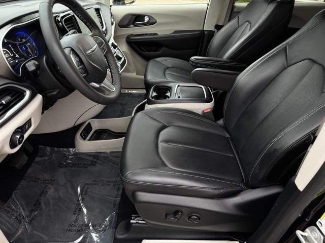 Photo of 2024 Brilliant Black Crystal Pearlcoat Chrysler Pacifica