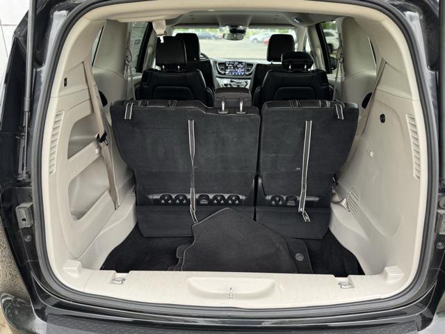 Photo of 2024 Brilliant Black Crystal Pearlcoat Chrysler Pacifica
