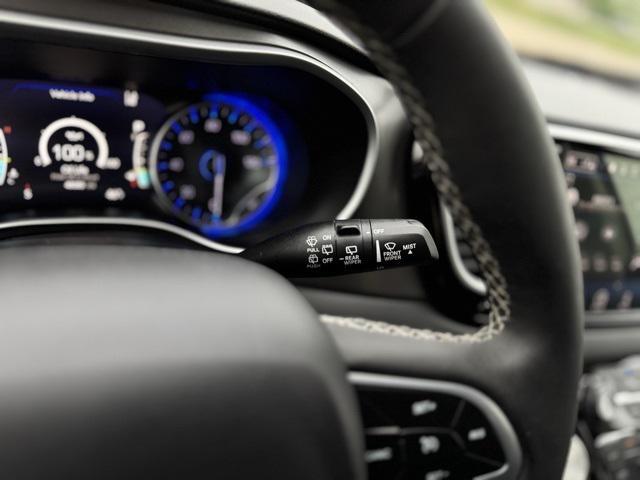 Photo of 2024 Brilliant Black Crystal Pearlcoat Chrysler Pacifica