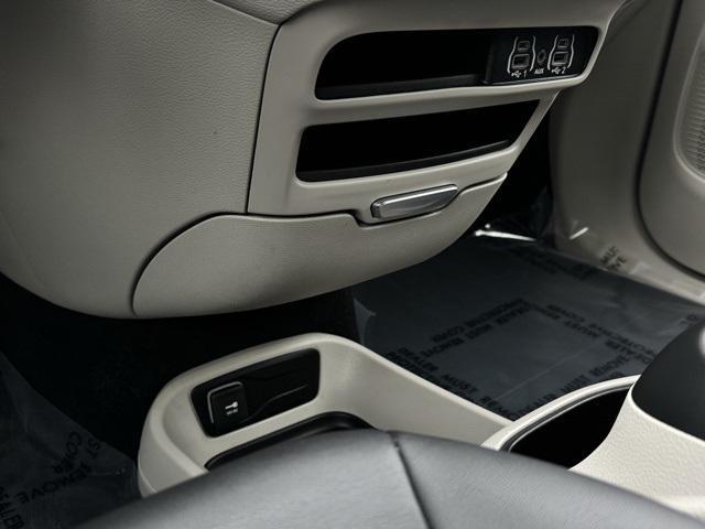 Photo of 2024 Brilliant Black Crystal Pearlcoat Chrysler Pacifica