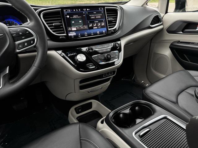 Photo of 2024 Brilliant Black Crystal Pearlcoat Chrysler Pacifica