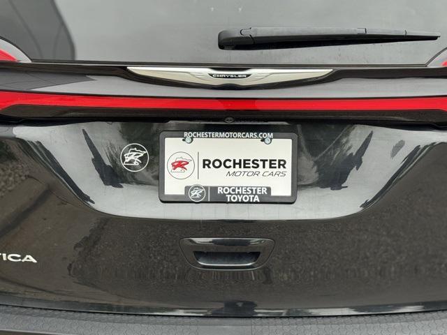Photo of 2024 Brilliant Black Crystal Pearlcoat Chrysler Pacifica