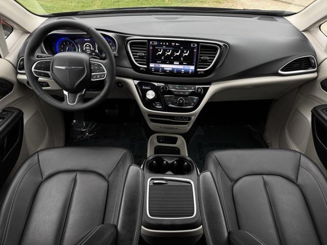 Photo of 2024 Brilliant Black Crystal Pearlcoat Chrysler Pacifica