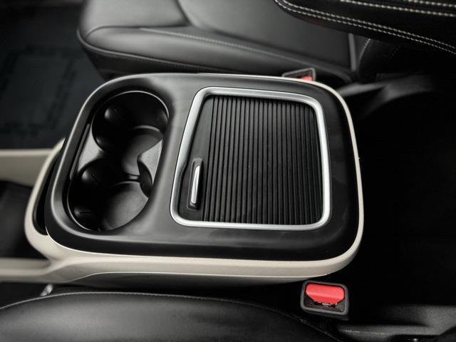 Photo of 2024 Brilliant Black Crystal Pearlcoat Chrysler Pacifica