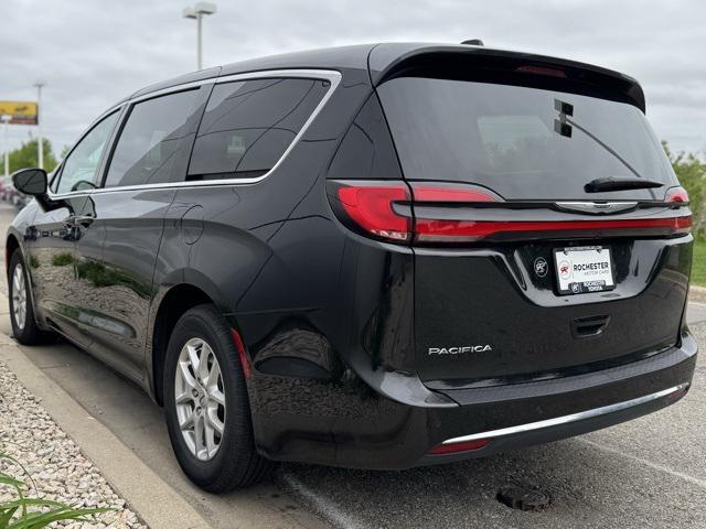 Photo of 2024 Brilliant Black Crystal Pearlcoat Chrysler Pacifica