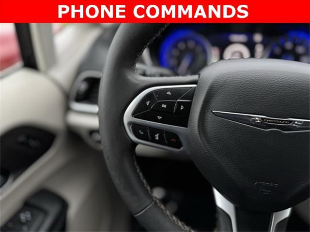 Photo of 2024 Brilliant Black Crystal Pearlcoat Chrysler Pacifica