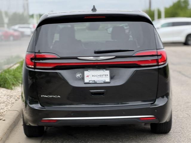 Photo of 2024 Brilliant Black Crystal Pearlcoat Chrysler Pacifica