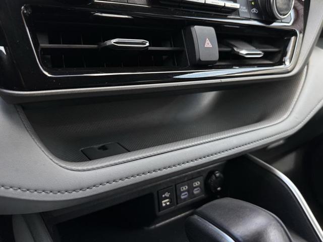 Photo of 2022 Moon Dust Toyota Highlander