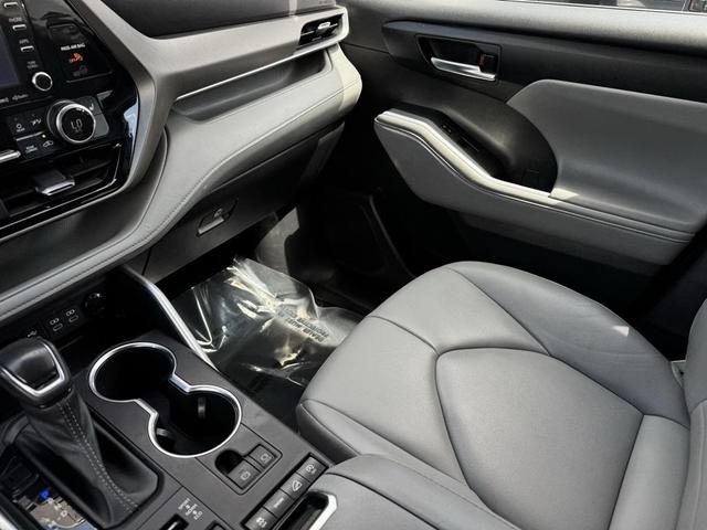 Photo of 2022 Moon Dust Toyota Highlander