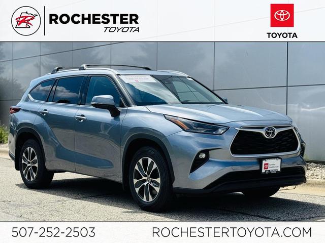 Photo of 2022 Moon Dust Toyota Highlander