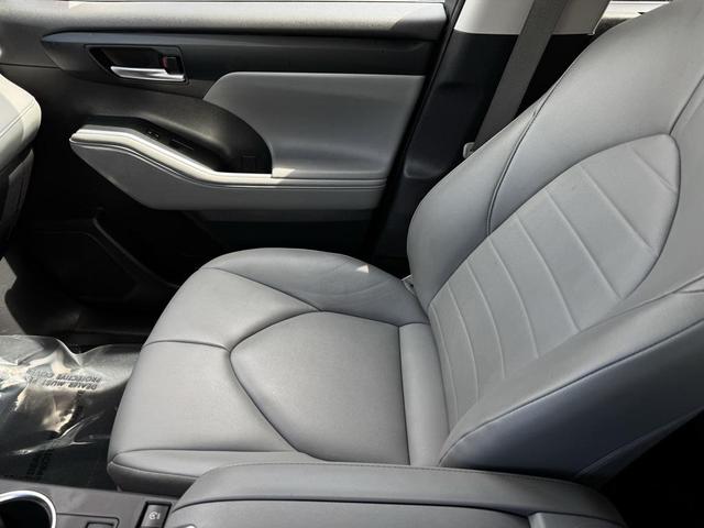 Photo of 2022 Moon Dust Toyota Highlander