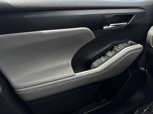 Photo of 2022 Moon Dust Toyota Highlander