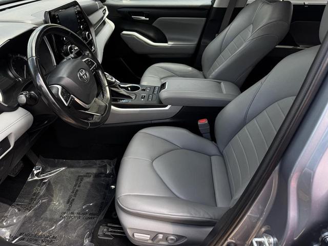 Photo of 2022 Moon Dust Toyota Highlander