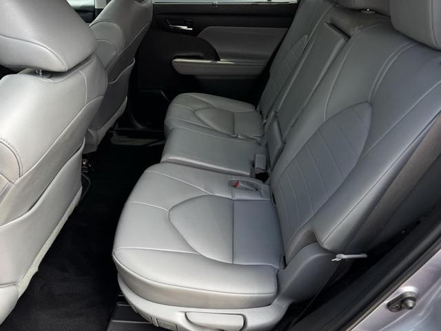 Photo of 2022 Moon Dust Toyota Highlander