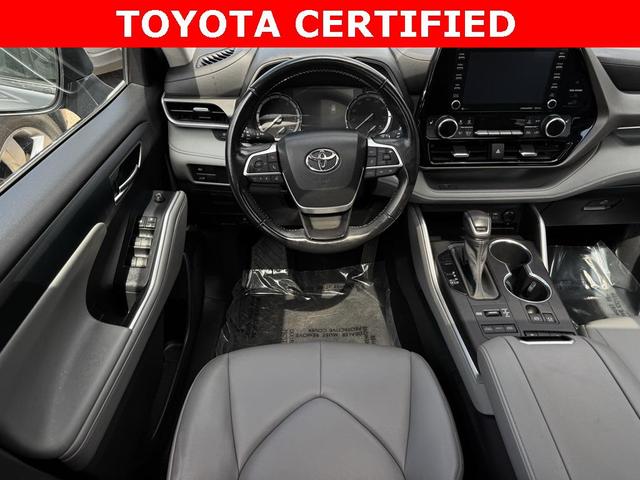 Photo of 2022 Moon Dust Toyota Highlander