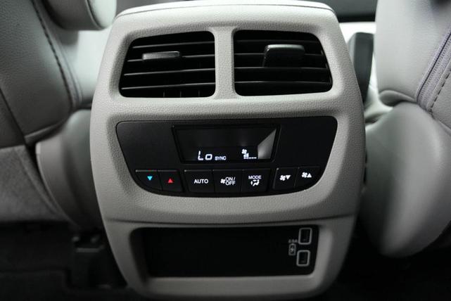 Photo of 2020 Lunar Silver Metallic Honda Pilot
