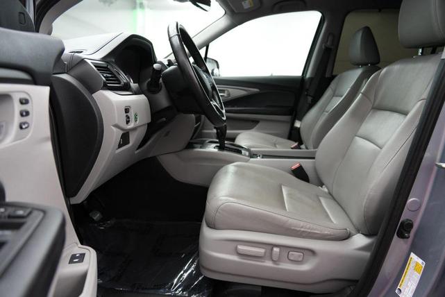 Photo of 2020 Lunar Silver Metallic Honda Pilot