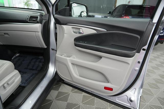 Photo of 2020 Lunar Silver Metallic Honda Pilot