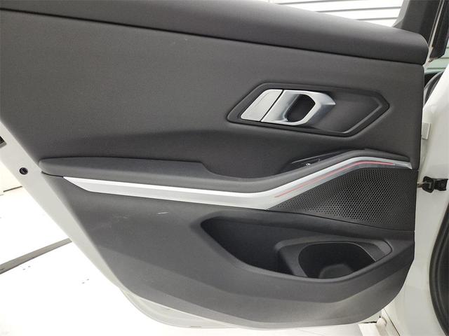 Photo of 2021 Alpine White BMW 330