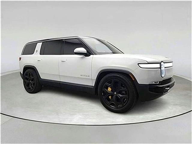 Photo of 2023 Glacier White Rivian R1S