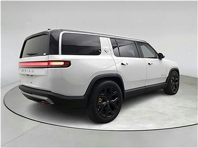 Photo of 2023 Glacier White Rivian R1S