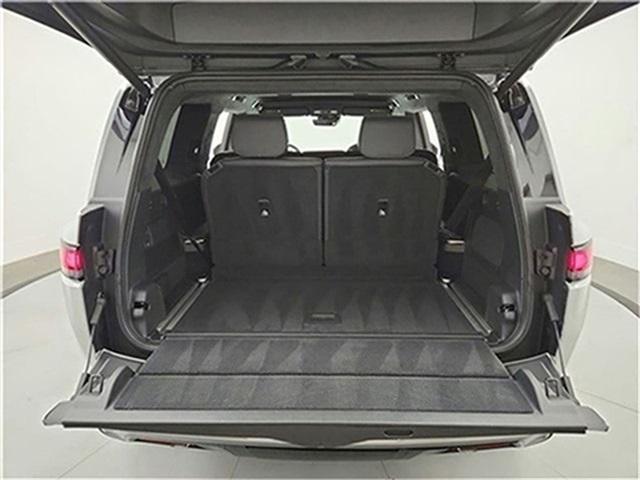 Photo of 2023 Glacier White Rivian R1S