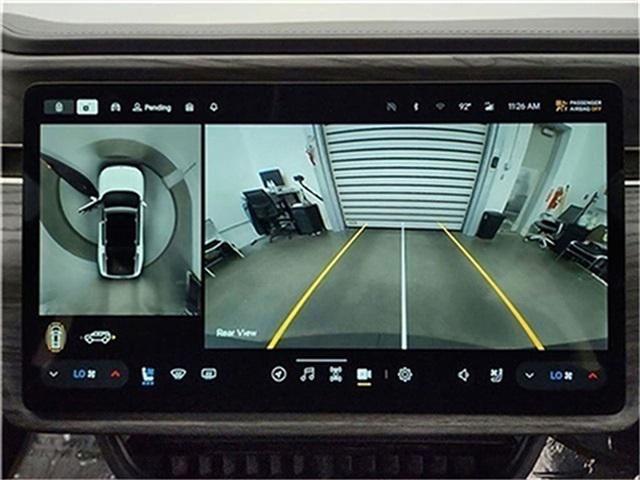 Photo of 2023 Glacier White Rivian R1S