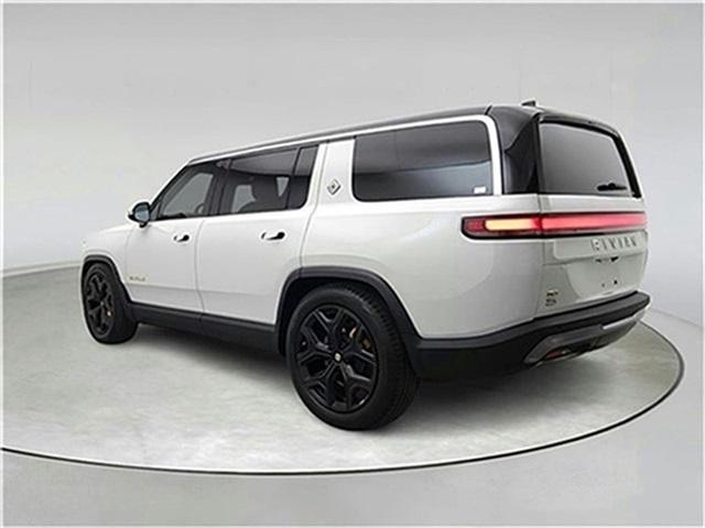 Photo of 2023 Glacier White Rivian R1S