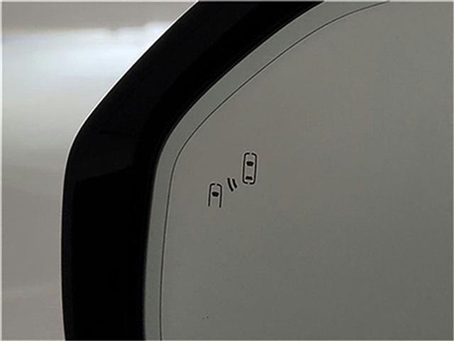 Photo of 2023 Glacier White Rivian R1S