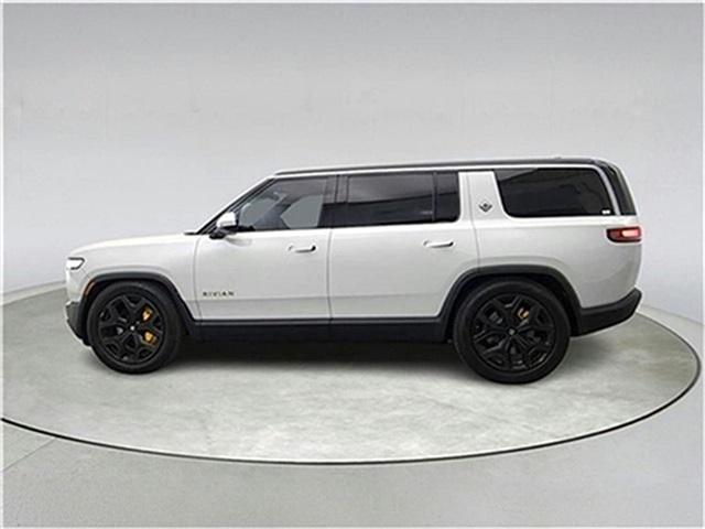 Photo of 2023 Glacier White Rivian R1S