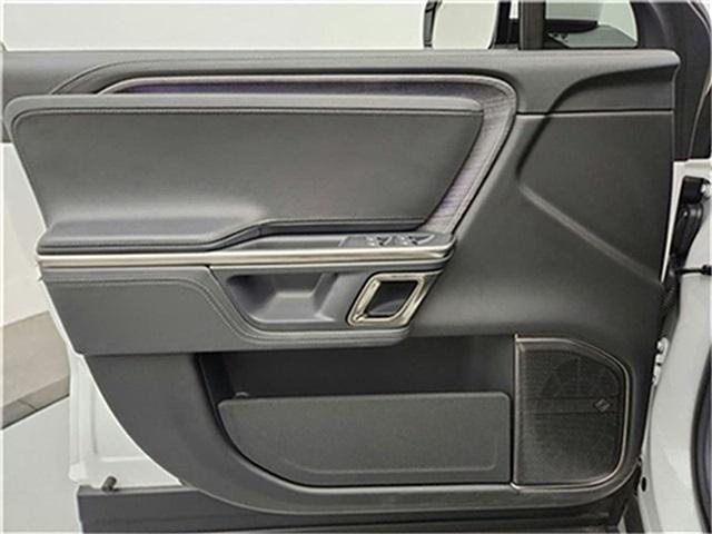 Photo of 2023 Glacier White Rivian R1S