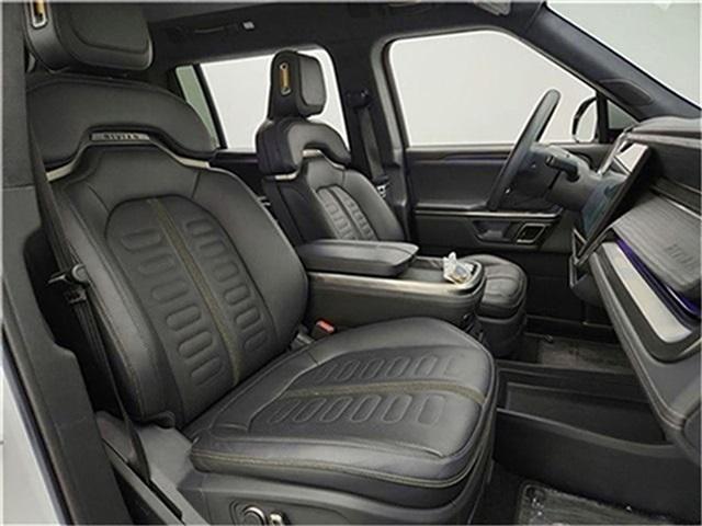 Photo of 2023 Glacier White Rivian R1S
