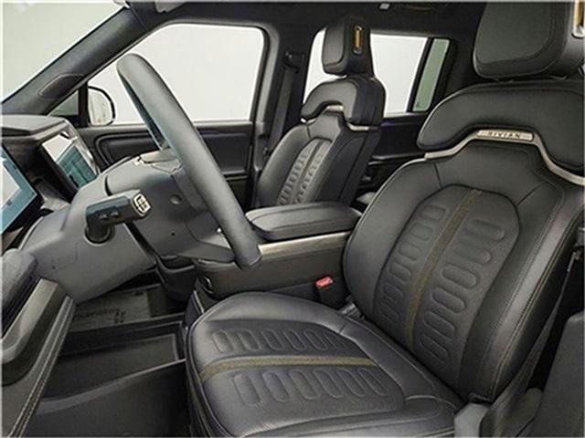 Photo of 2023 Glacier White Rivian R1S