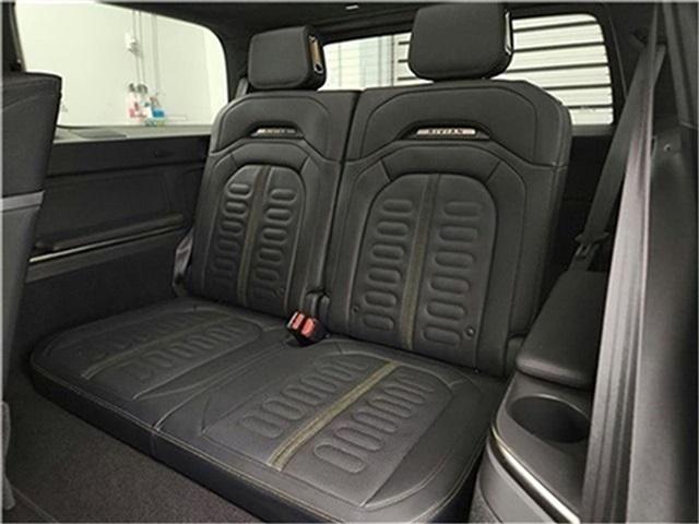 Photo of 2023 Glacier White Rivian R1S