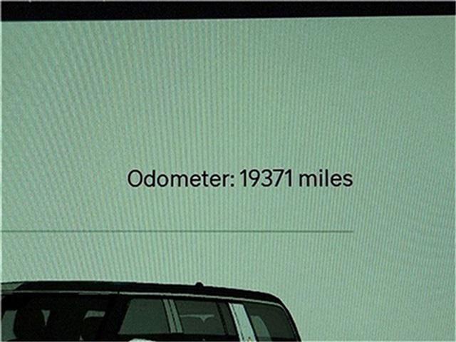 Photo of 2023 Glacier White Rivian R1S