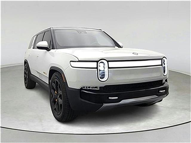 Photo of 2023 Glacier White Rivian R1S