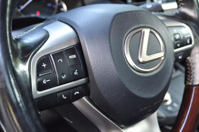 Photo of 2018 Eminent White Pearl Lexus ES 300h