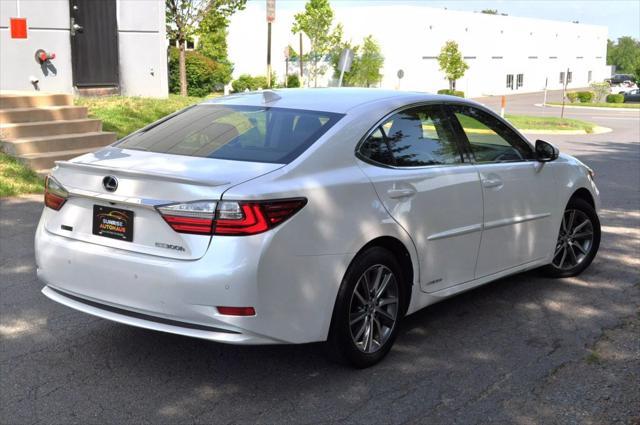 Photo of 2018 Eminent White Pearl Lexus ES 300h