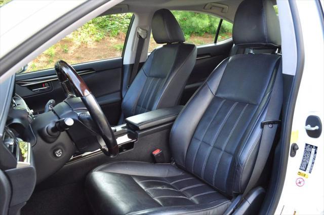 Photo of 2018 Eminent White Pearl Lexus ES 300h
