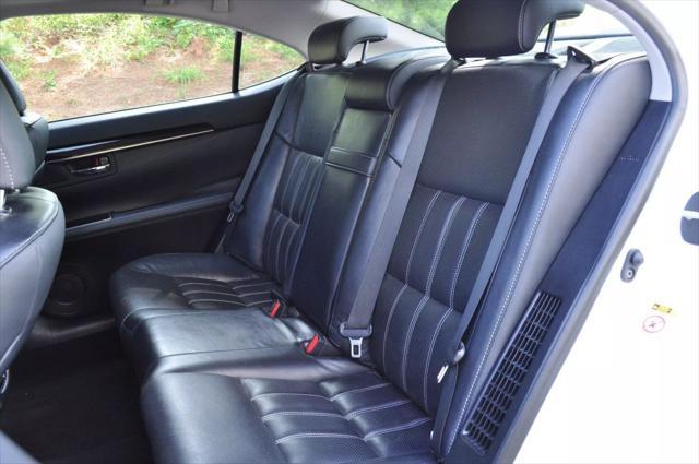 Photo of 2018 Eminent White Pearl Lexus ES 300h