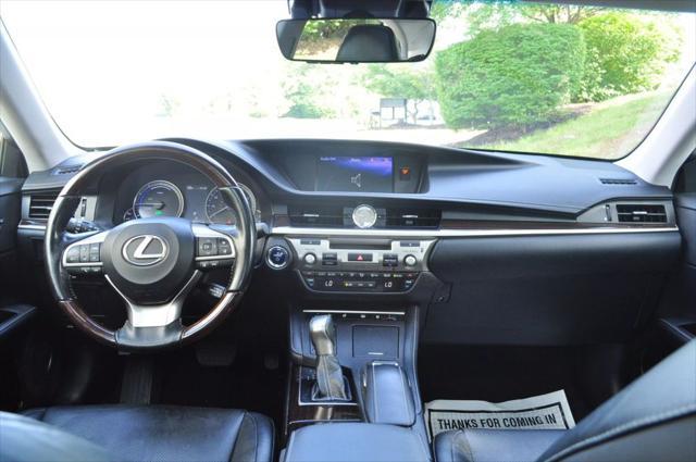 Photo of 2018 Eminent White Pearl Lexus ES 300h